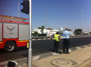  بالصور: إغلاق مقطع من شارع 44 بسبب حريق على جانب الطريق